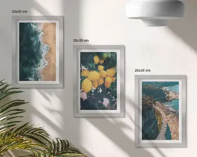 Trittico incorniciato paesaggio costiero con spiaggia, mare, limoni e montagne