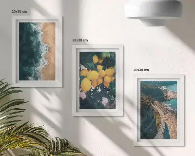 Trittico incorniciato paesaggio costiero con spiaggia, mare, limoni e montagne