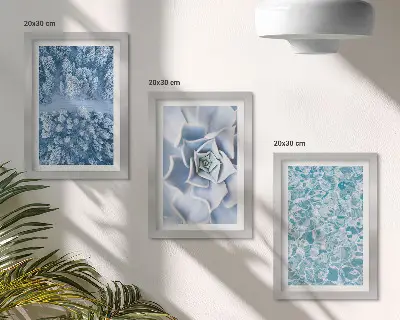 Composizione di 3 quadri foresta invernale con fiore blu e superficie dell'acqua blu