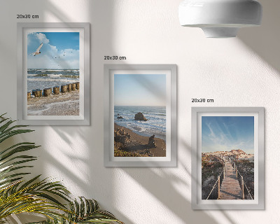 Composizione di 3 quadri Vista della spiaggia con onde, cielo e un pontile pedonale.