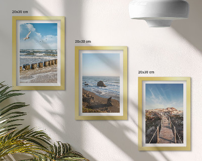 Composizione di 3 quadri Vista della spiaggia con onde, cielo e un pontile pedonale.