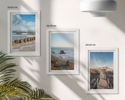 Composizione di 3 quadri Vista della spiaggia con onde, cielo e un pontile pedonale.