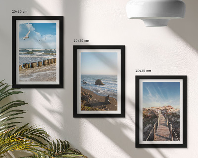 Composizione di 3 quadri Vista della spiaggia con onde, cielo e un pontile pedonale.