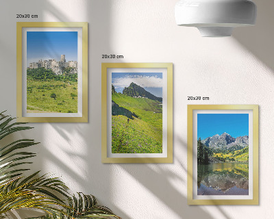 Composizione di 3 quadri Verdi colline con un castello e paesaggi montani