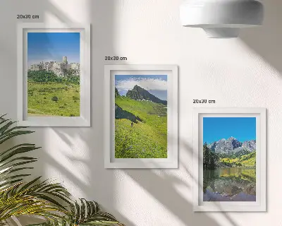 Trittico di quadri raffigurante verdi colline con un castello e paesaggi montani