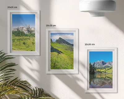 Composizione di 3 quadri Verdi colline con un castello e paesaggi montani