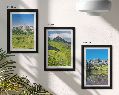 Composizione di 3 quadri Verdi colline con un castello e paesaggi montani
