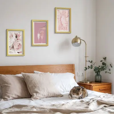 Trittico incorniciato con rose color champagne su sfondo effetto marmo pastello