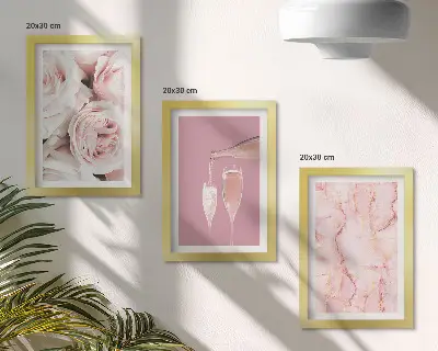 Trittico incorniciato con rose color champagne su sfondo effetto marmo pastello