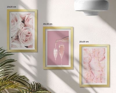 Trittico incorniciato Rose color champagne e uno sfondo effetto marmo pastello