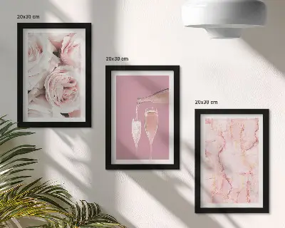 Trittico incorniciato con rose color champagne su sfondo effetto marmo pastello
