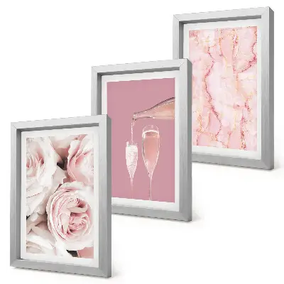 Trittico incorniciato con rose color champagne su sfondo effetto marmo pastello