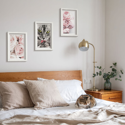 Trittico incorniciato Un gatto tra i fiori rosa di rose e peonie