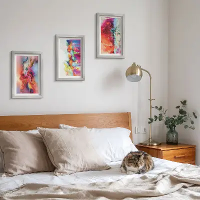 Composizione di 3 quadri con astrazioni colorate, forme e figure dinamiche