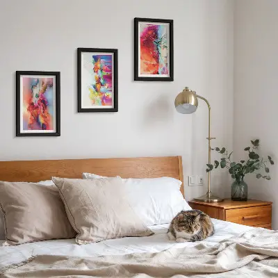 Composizione di 3 quadri con astrazioni colorate, forme e figure dinamiche