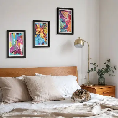 Composizione di 3 quadri con astrazioni pittoriche colorate e motivi dinamici