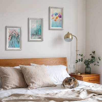 Composizione di 3 quadri Fiori su uno sfondo di colori pastello e motivi delicati.