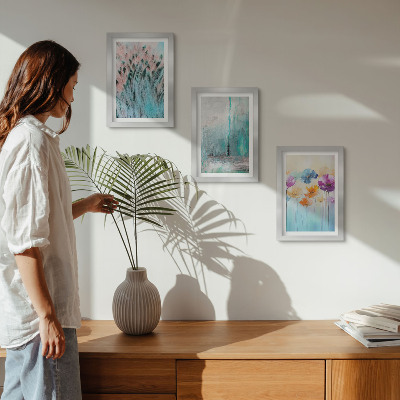 Composizione di 3 quadri Fiori su uno sfondo di colori pastello e motivi delicati.