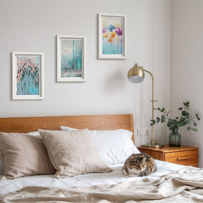Composizione di 3 quadri Fiori su uno sfondo di colori pastello e motivi delicati.