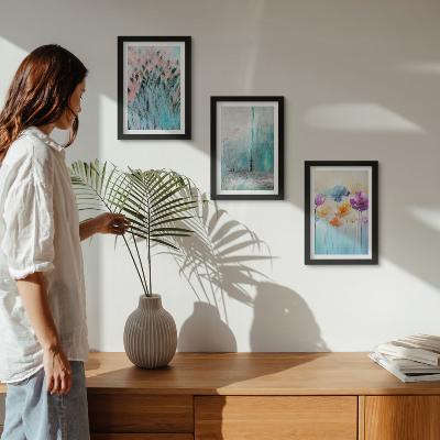 Composizione di 3 quadri Fiori su uno sfondo di colori pastello e motivi delicati.