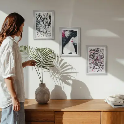 Trittico incorniciato dipinto con motivi astratti raffigurante una donna con cappello