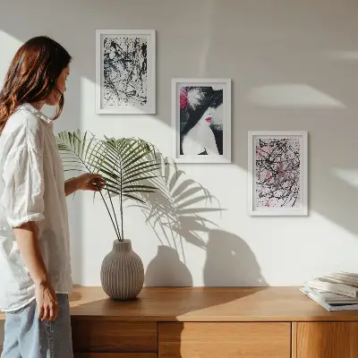 Trittico incorniciato dipinto con motivi astratti raffigurante una donna con cappello