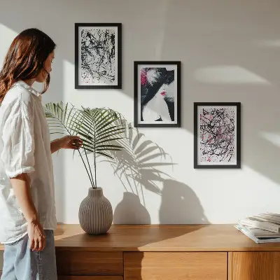 Trittico incorniciato dipinto con motivi astratti raffigurante una donna con cappello