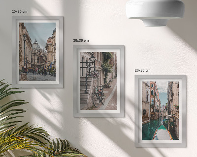 Composizione di 3 quadri Le strade della città veneziana con la loro architettura e l'acqua