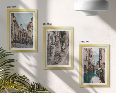 Composizione di 3 quadri Le strade della città veneziana con la loro architettura e l'acqua