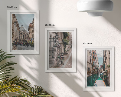 Composizione di 3 quadri Le strade della città veneziana con la loro architettura e l'acqua