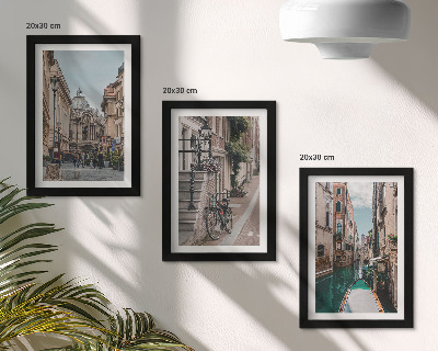 Composizione di 3 quadri Le strade della città veneziana con la loro architettura e l'acqua