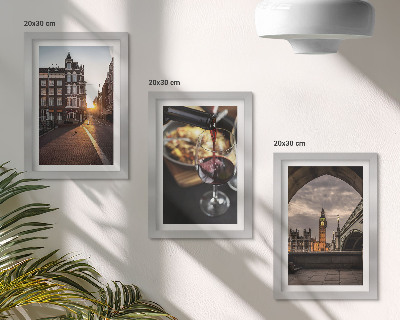 Trittico incorniciato Una serie di immagini raffiguranti una città, del cibo e una veduta di Londra.