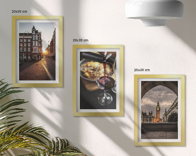 Trittico incorniciato Una serie di immagini raffiguranti una città, del cibo e una veduta di Londra.