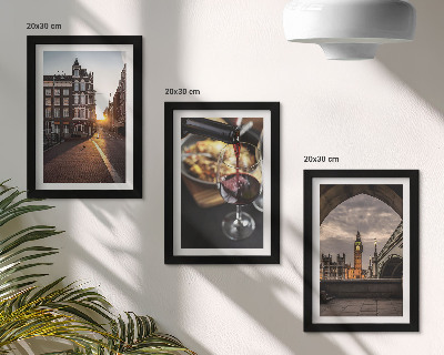 Trittico incorniciato Una serie di immagini raffiguranti una città, del cibo e una veduta di Londra.