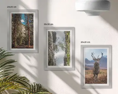 Trittico incorniciato strada nella foresta con montagne e cervi