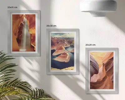 Trittico incorniciato cascata nella gola con formazioni rocciose nel canyon