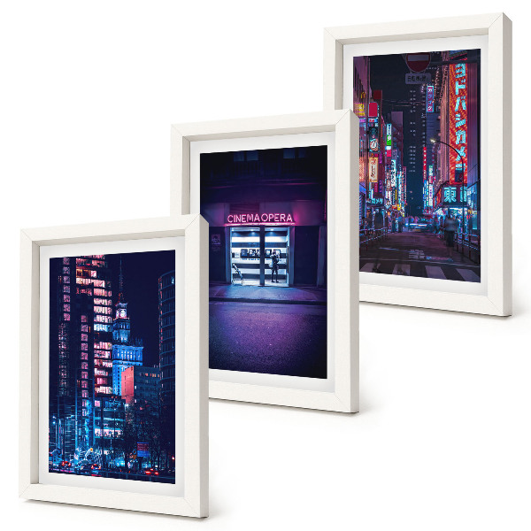 Trittico incorniciato Città notturna con luci al neon e un ingresso da cinema.