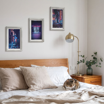 Trittico incorniciato Città notturna con luci al neon e un ingresso da cinema.