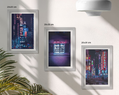 Trittico incorniciato Città notturna con luci al neon e un ingresso da cinema.