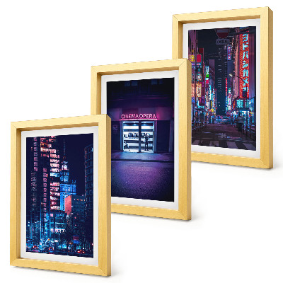 Trittico incorniciato Città notturna con luci al neon e un ingresso da cinema.