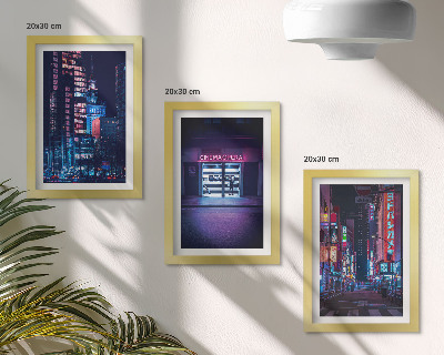Trittico incorniciato Città notturna con luci al neon e un ingresso da cinema.