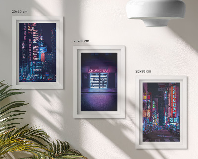 Trittico incorniciato Città notturna con luci al neon e un ingresso da cinema.