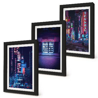 Trittico incorniciato Città notturna con luci al neon e un ingresso da cinema.