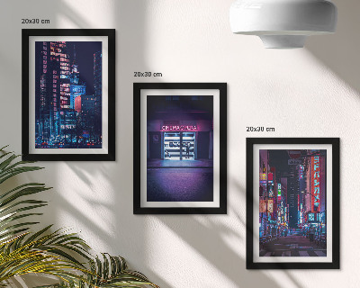 Trittico incorniciato Città notturna con luci al neon e un ingresso da cinema.