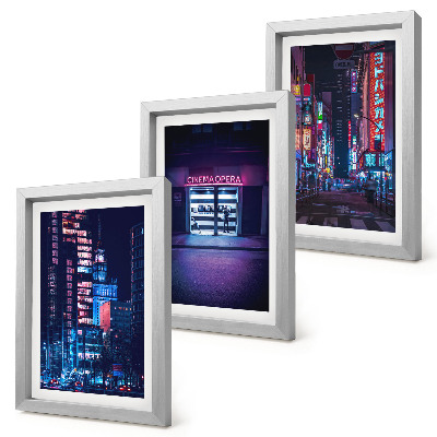 Trittico incorniciato Città notturna con luci al neon e un ingresso da cinema.