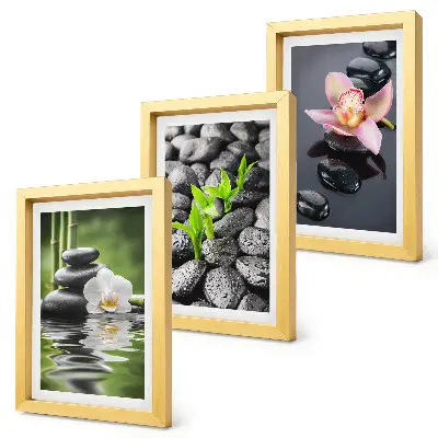 Trittico incorniciato composizione zen con pietre e fiori che galleggiano sull'acqua