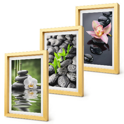 Trittico incorniciato Una pacifica composizione zen di pietre e fiori sull'acqua.