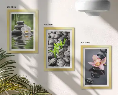 Trittico incorniciato composizione zen con pietre e fiori che galleggiano sull'acqua
