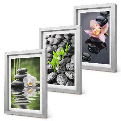 Trittico incorniciato Una pacifica composizione zen di pietre e fiori sull'acqua.