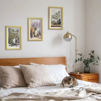 Trittico incorniciato con fiori e olive in vasi su sfondo chiaro